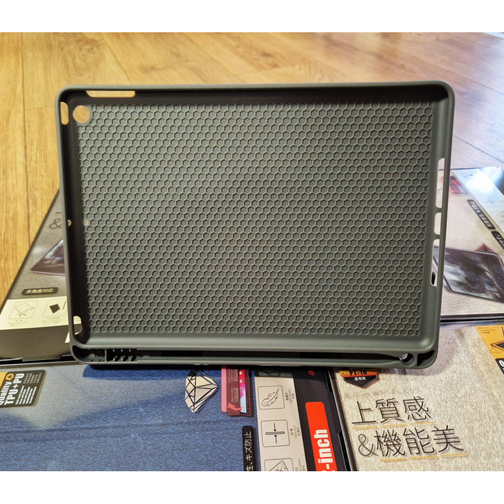 Чохол REMAX Chan Series Leather Case PT-10 for all iPad 10.2“ (2019-2022) бежевий + відсік для стілусу